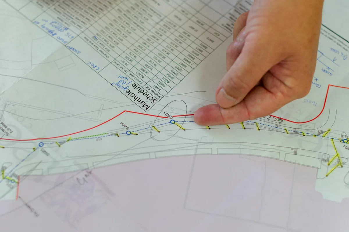 Ev Yenileme Sürecinde Kim Ne İş Yapar? için proje planlama, ölçüm ve malzeme çalışma masası