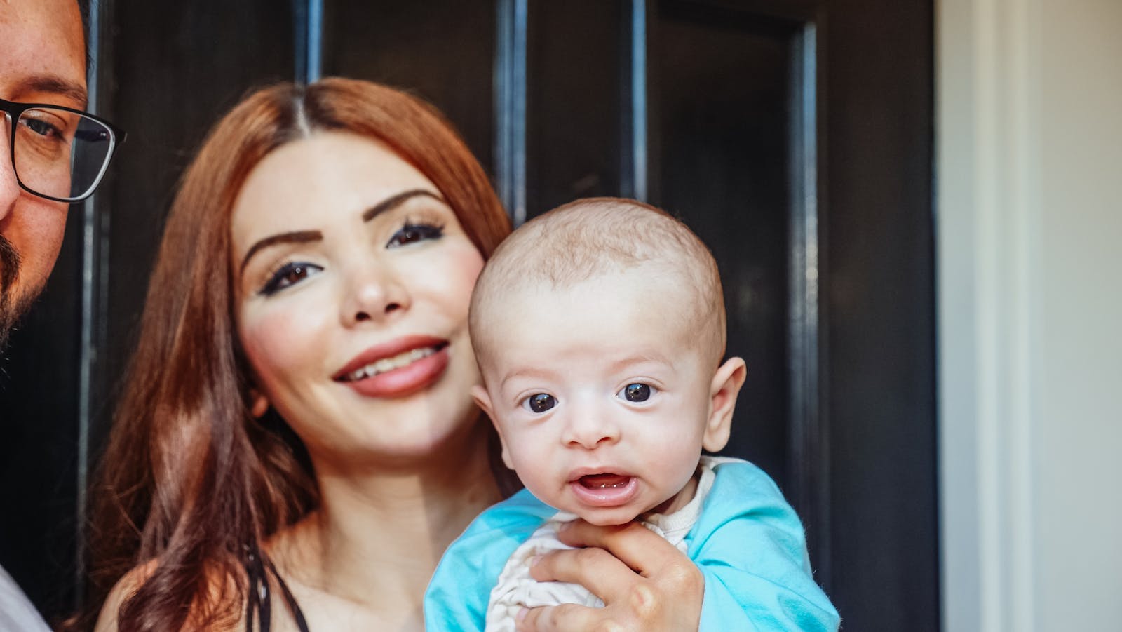 Tadilat öncesi mutfak ve yüzey malzemeleri için seçim yapılan masa