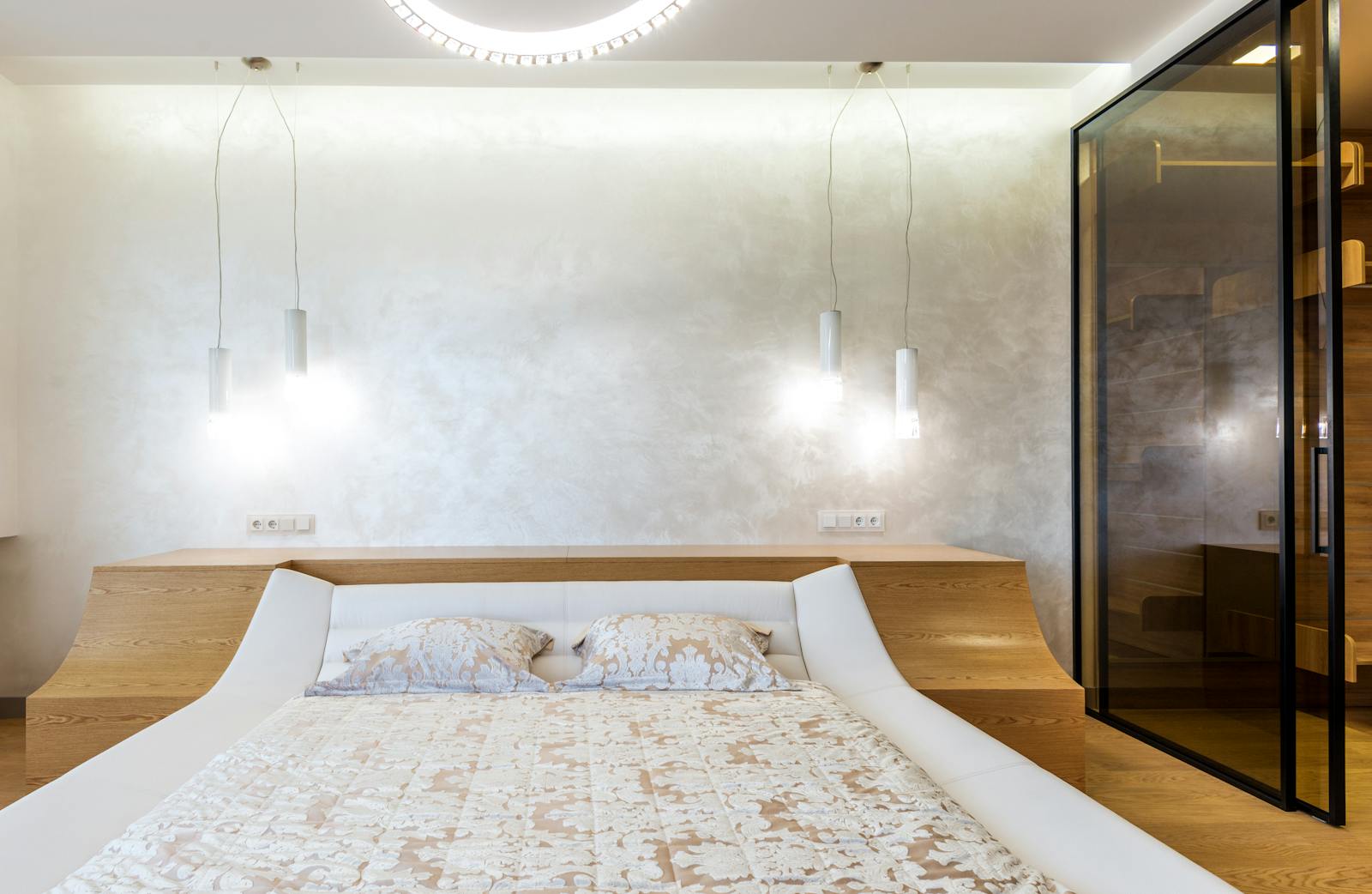 Açık plan mutfak ve salon arasında dengeli geçiş kurulmuş modern ev