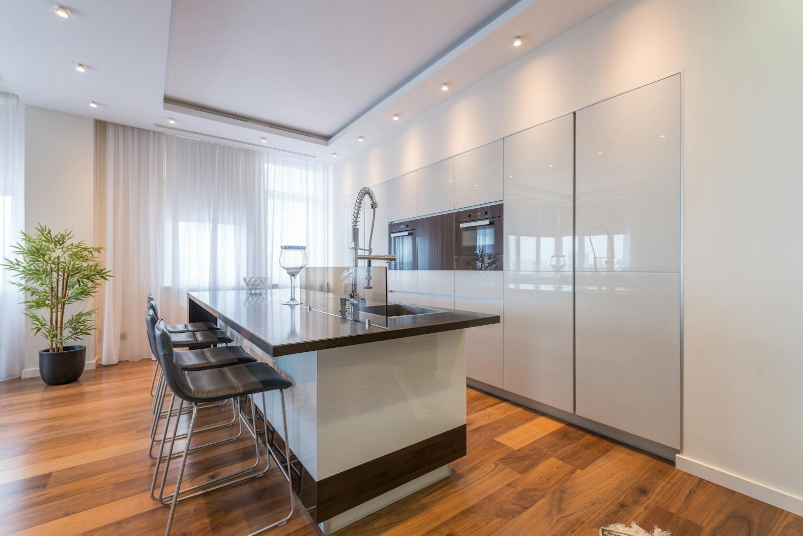 Geçirgen bölücülerle gün ışığını koruyan modern açık plan ev