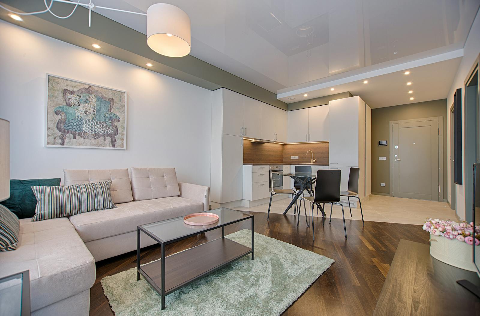Aydınlık ve değerlendirmeye uygun modern konut iç mekanı