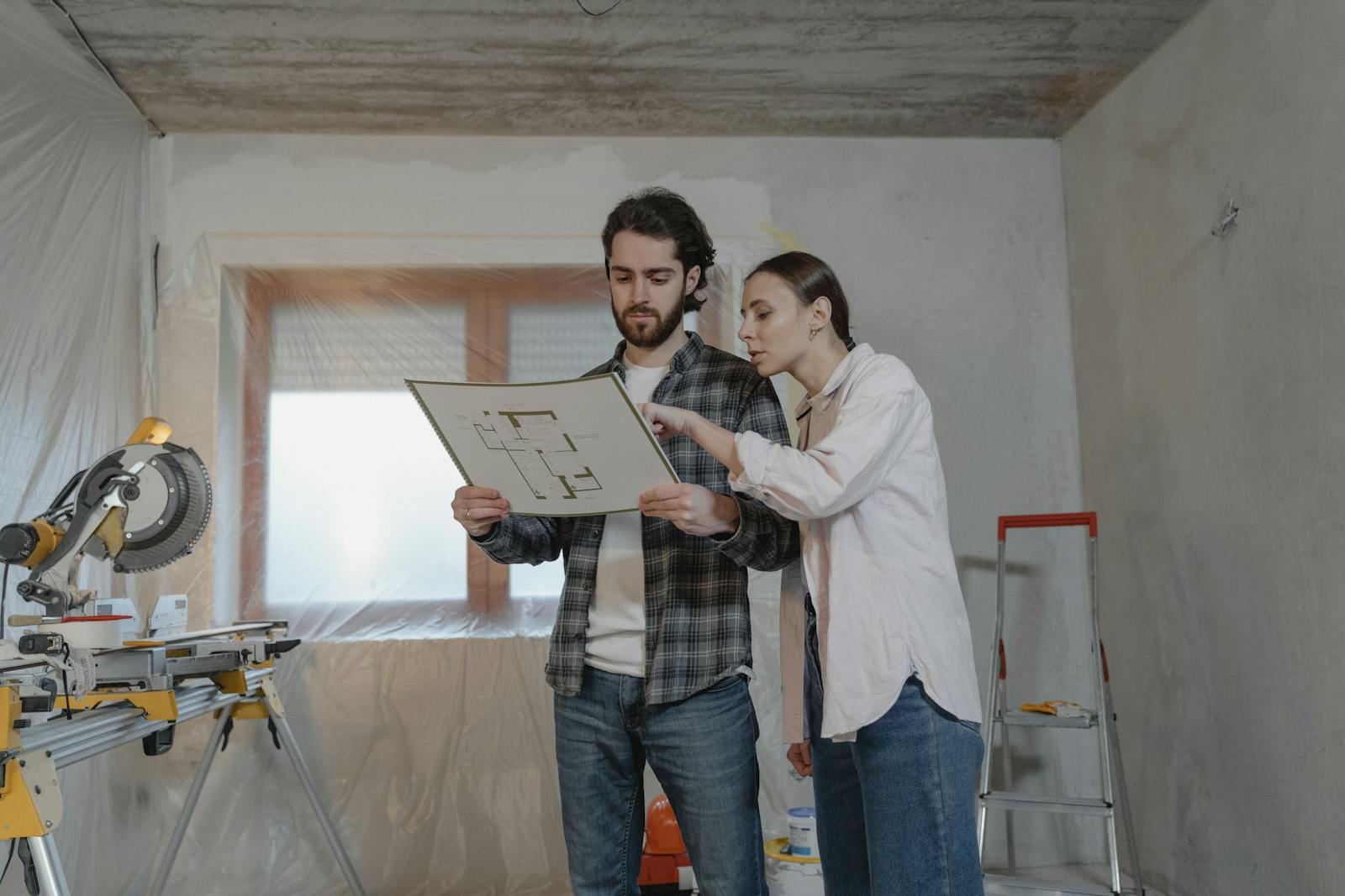 Malzeme örnekleri, çizimler ve notlarla ev yenileme planlaması