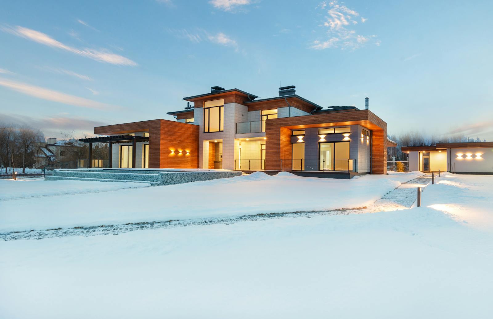 Açık plan salon ve mutfağın dengeli kullanıldığı modern yaşam alanı
