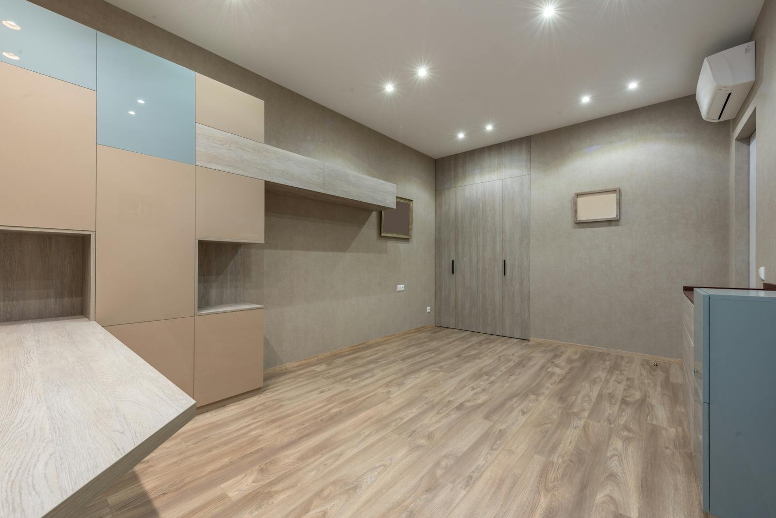 Salon içinde güçlü odak noktası ve dengeli oturma kurgusu