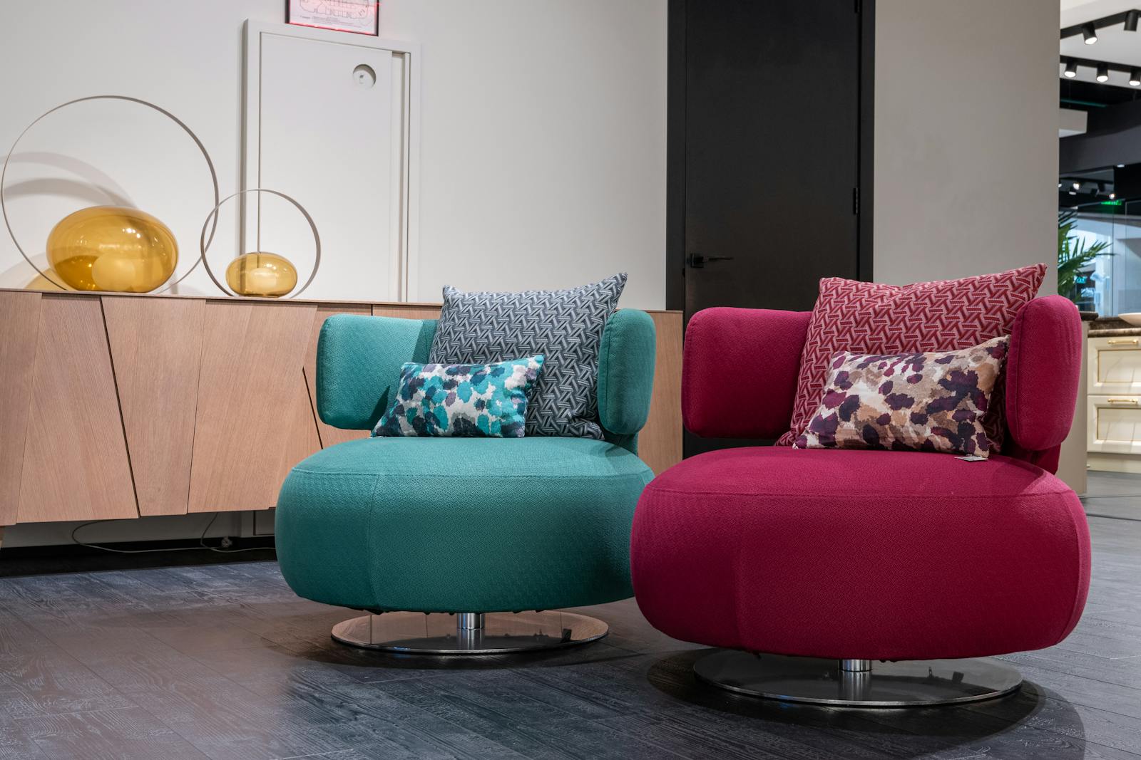 Açık plan yerleşimde salon ve yemek alanı arasında kurulan dengeli ilişki