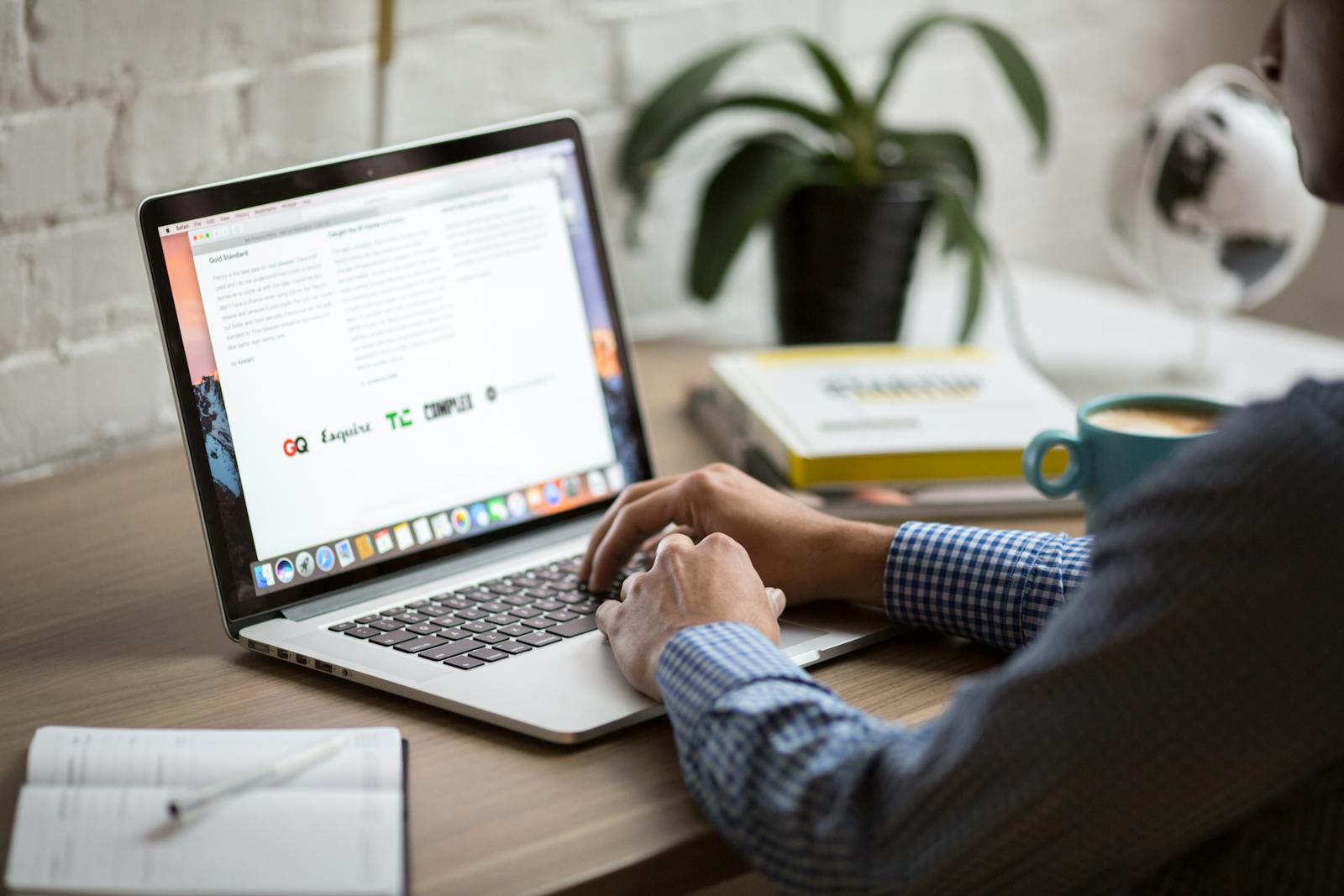 Düzenli depolama ve modern ofis organizasyonu