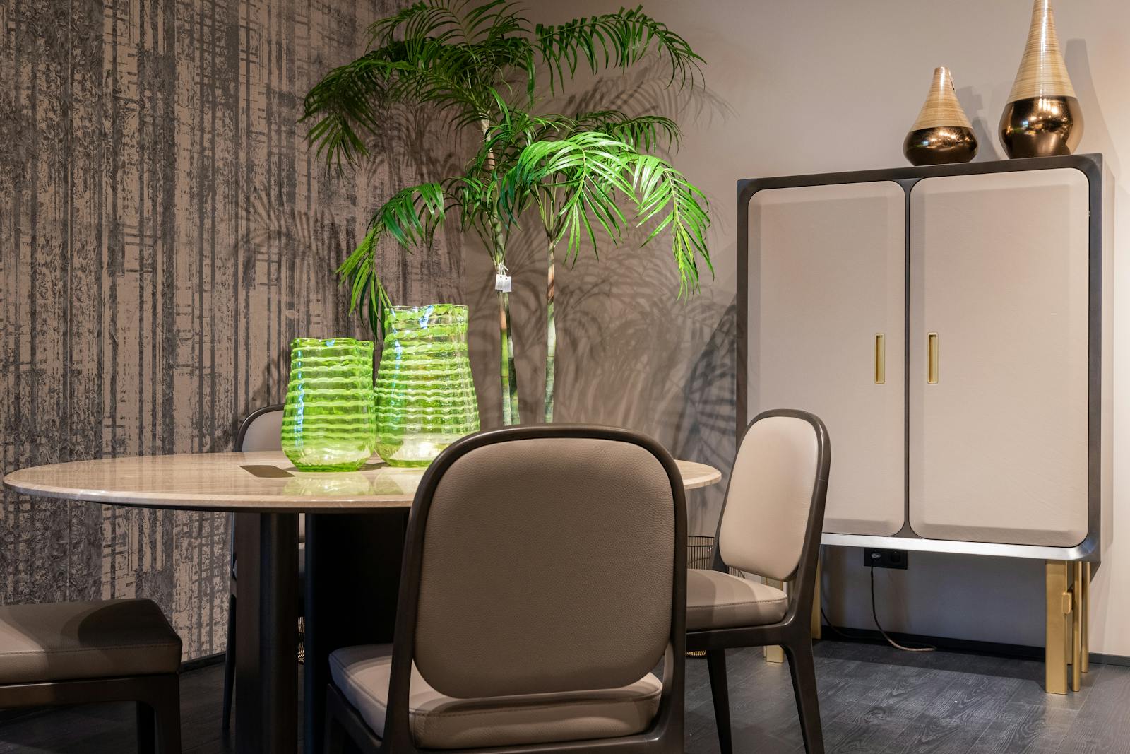Oran ve ölçek dengesi doğru kurulmuş modern salon yerleşimi