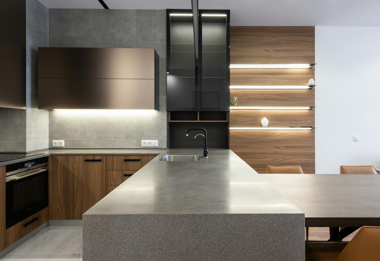 Alanları akıllıca ayrılmış modern açık plan iç mekan tasarımı